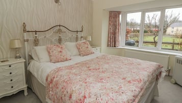 2 Schlafzimmer, individuell dekoriert, individuell eingerichtet