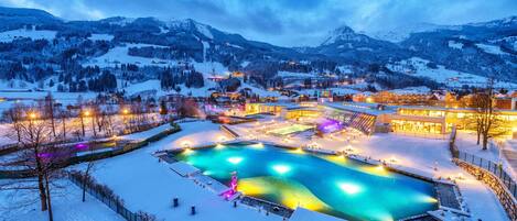 2 binnenzwembaden, 4 buitenzwembaden en parasols bij het zwembad