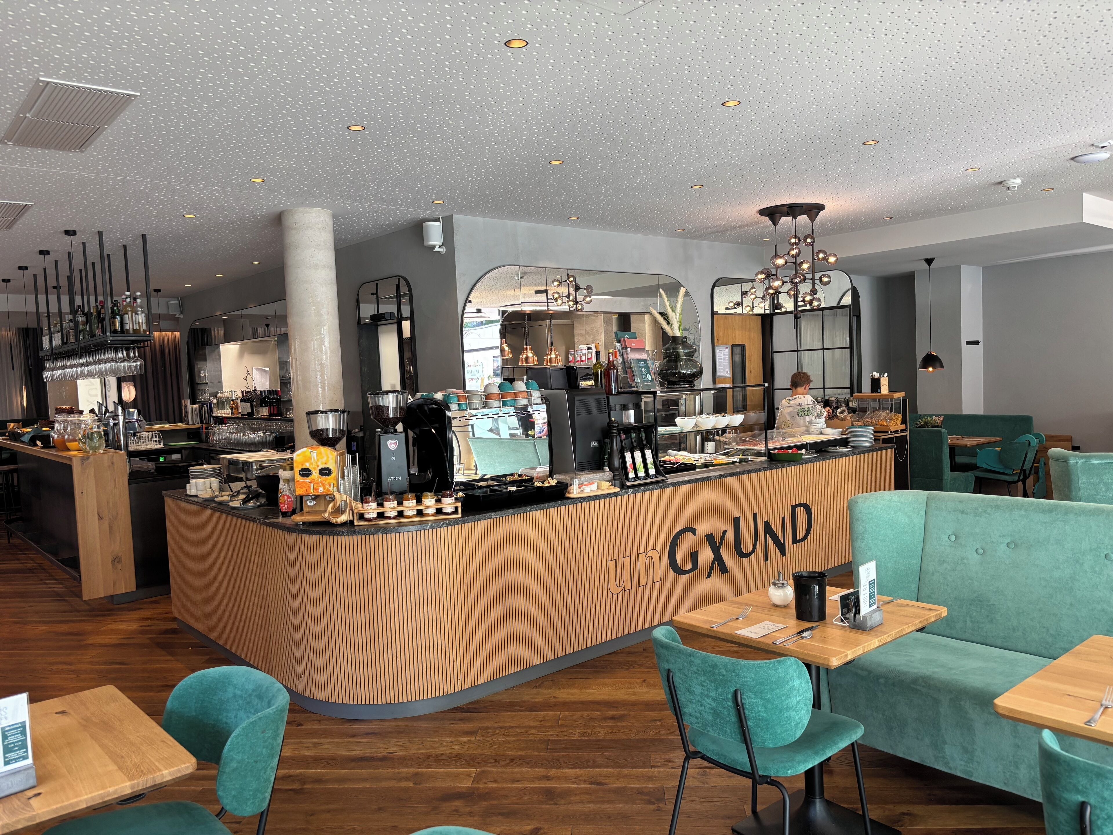 每日供应自助式早餐（每人 EUR 18.5）