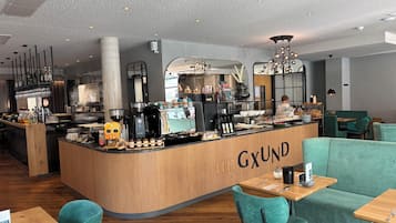 每日供应自助式早餐(每人 EUR 18.5)