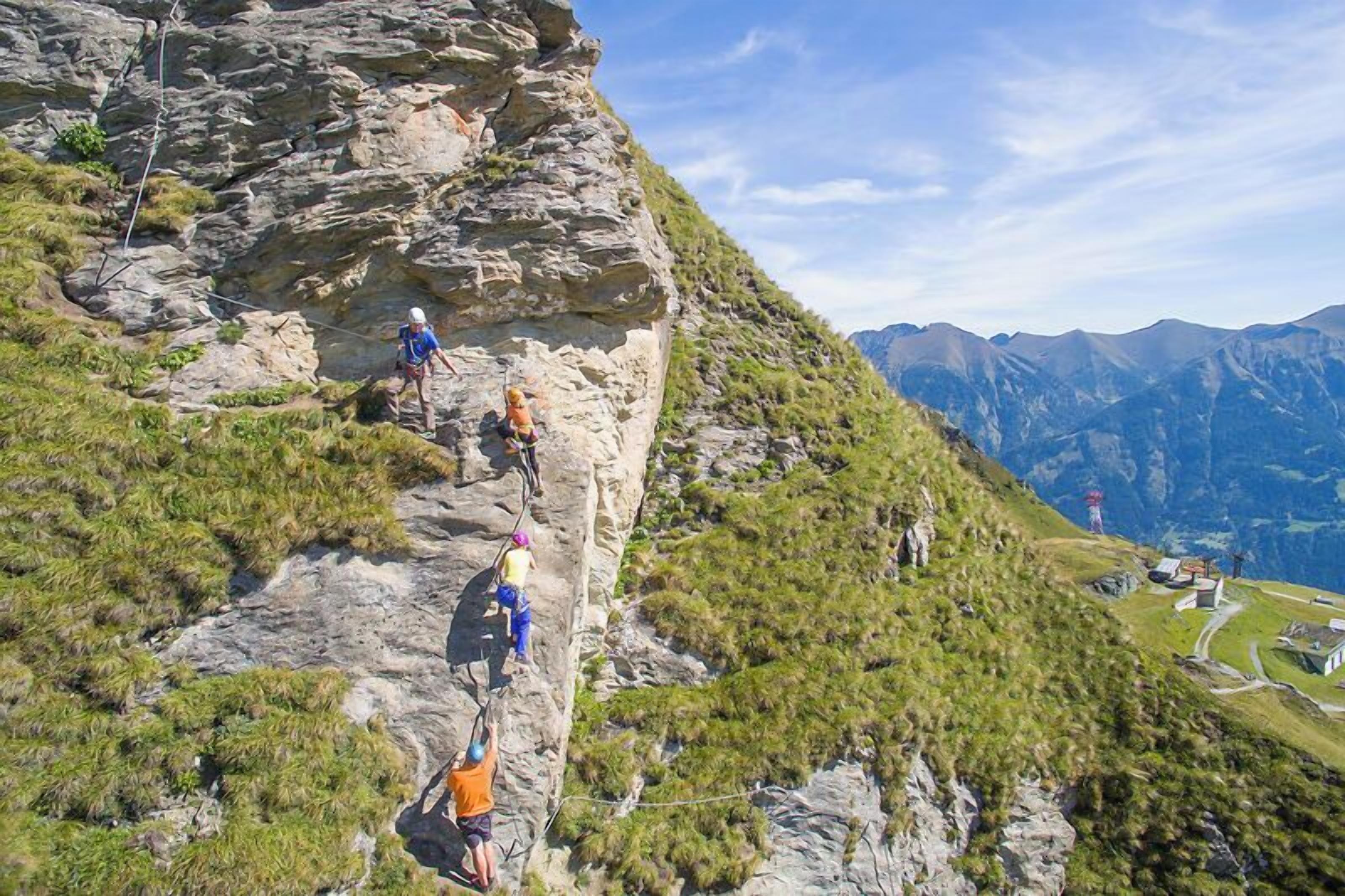 Sentiero roccioso in montagna con escursionisti.