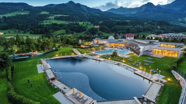 A resort with a large pool, a spa, and a restaurant. - Aktiv- & Gesundheitsresort das GXUND (Bad Hofgastein)