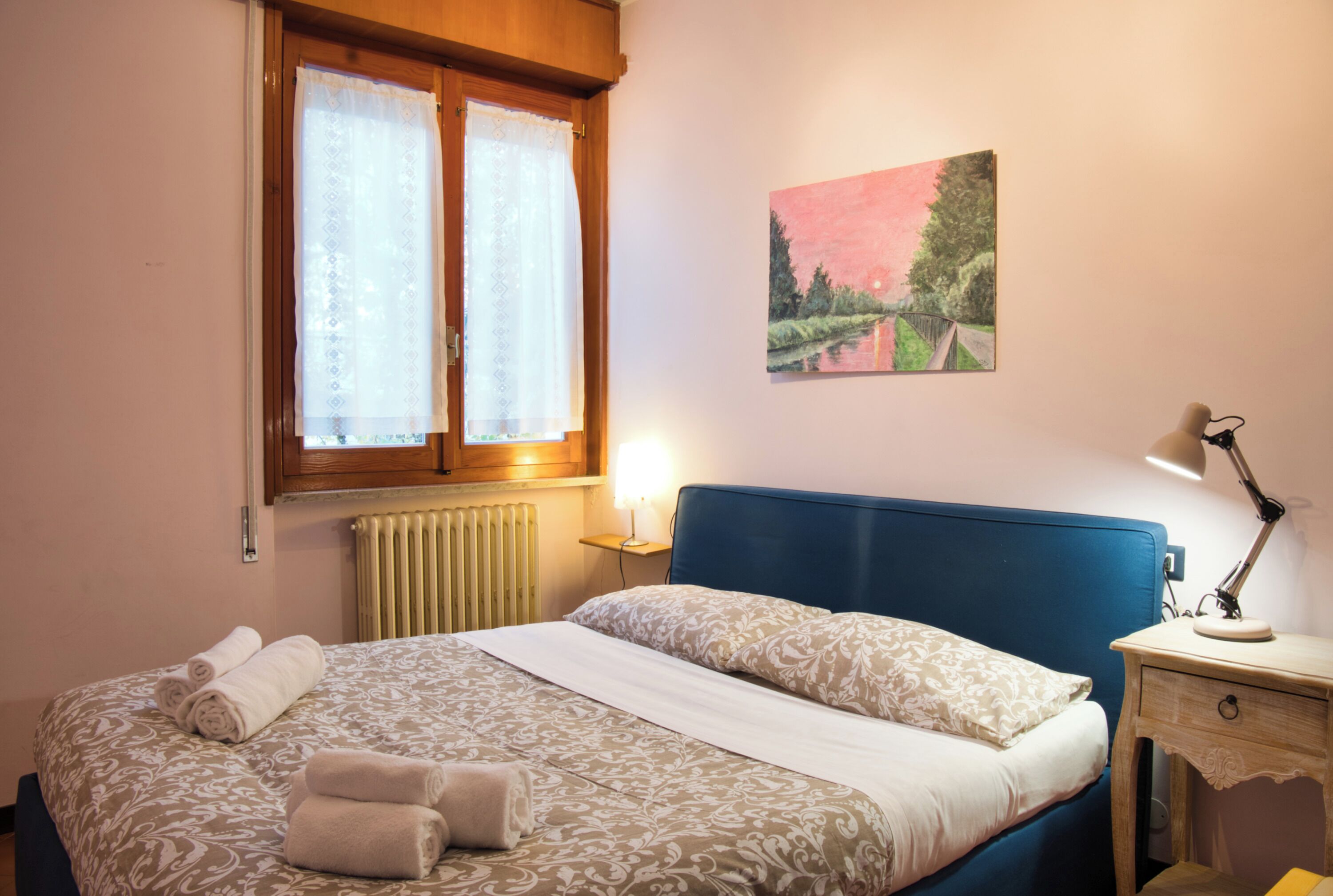 Iron/ironing board, bed sheets