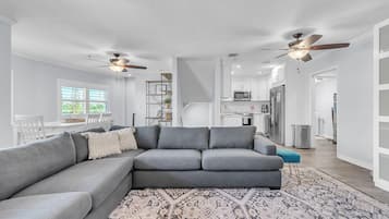 House, Multiple Beds (El Mar Townhome - Unit D) | Living area