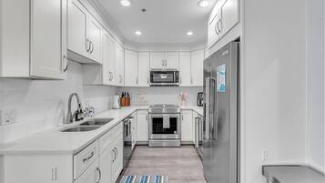 House, Multiple Beds (El Mar Townhome - Unit D) | Private kitchen
