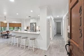Fridge, microwave, oven, stovetop - Harbour Oaks 413, newly renovated sleeps 8 (St Simons Island)