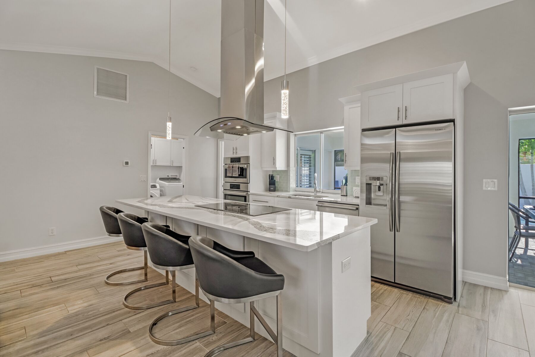 Micro-ondes, four, plaque de cuisson, lave-vaisselle