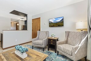 TV - Fresh & Fabulous Fridley #2 • Modern 2 BR • Renovated • Pet-Friendly Fenced Yard (Fridley)