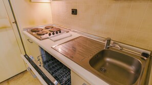 Een koelkast, een microgolfoven, een kookplaat, een vaatwasser