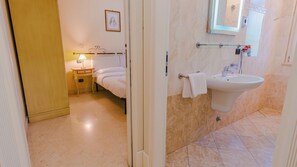 Douche, sèche-cheveux, bidet, serviettes fournies