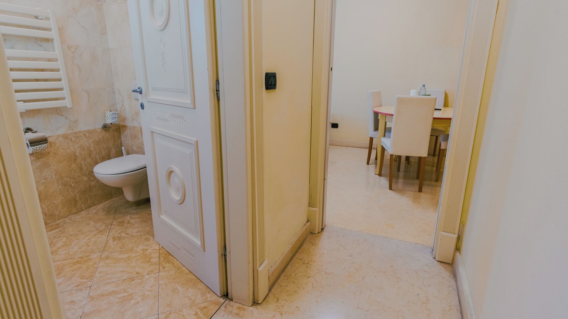 Ein Badezimmer mit Toilette, Dusche und Waschbecken.