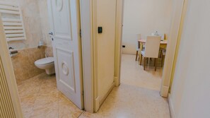 Shower, hair dryer, bidet, towels - 210 Relais du Lac Village (Desenzano del Garda)