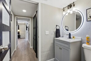 Shower, hair dryer, towels, toilet paper - Spacious 3-bedroom Townhouse in tranquil Belleville (Belleville)