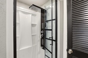 Douche, séchoir à cheveux, serviettes fournies, papier de toilette