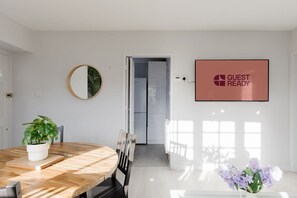 Dining - GuestReady - Charming Retreat in North-West London (London)