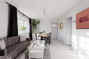 Living area - GuestReady - Charming Retreat in North-West London (London)