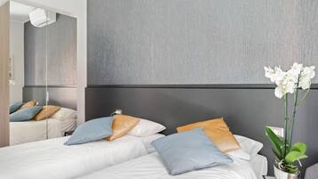 Habitación doble, balcón | Cortinas opacas, tabla de planchar con plancha, wifi gratis
