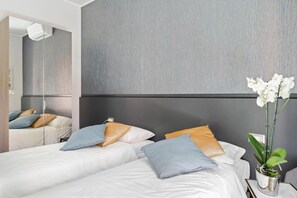 Habitación doble, balcón | Cortinas opacas, tabla de planchar con plancha, wifi gratis