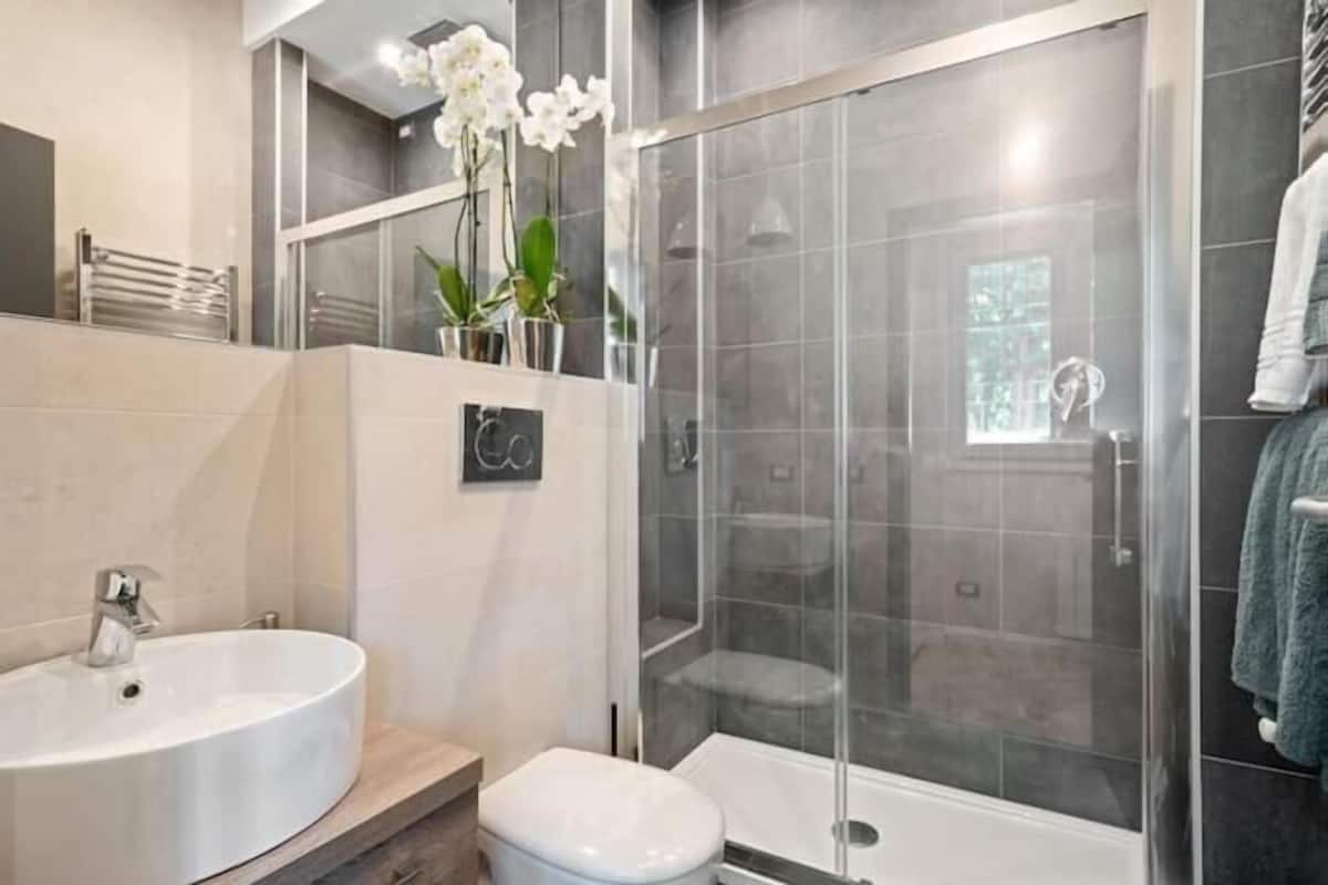 Apartment | Badezimmer | Dusche, Haartrockner, Handtücher, Seife