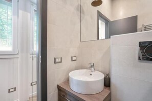 Habitación doble | Baño | Ducha, secador de pelo, toallas y jabón