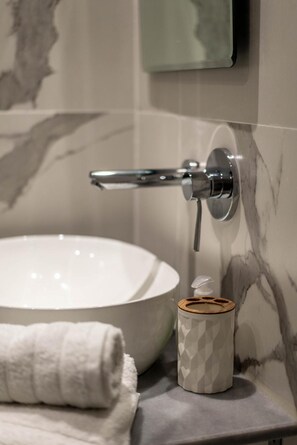 Shower, hair dryer, towels - Apartment 'Double Room Mountain View' with Sea View, Wi-Fi and Air Conditioning (Ρόδος)