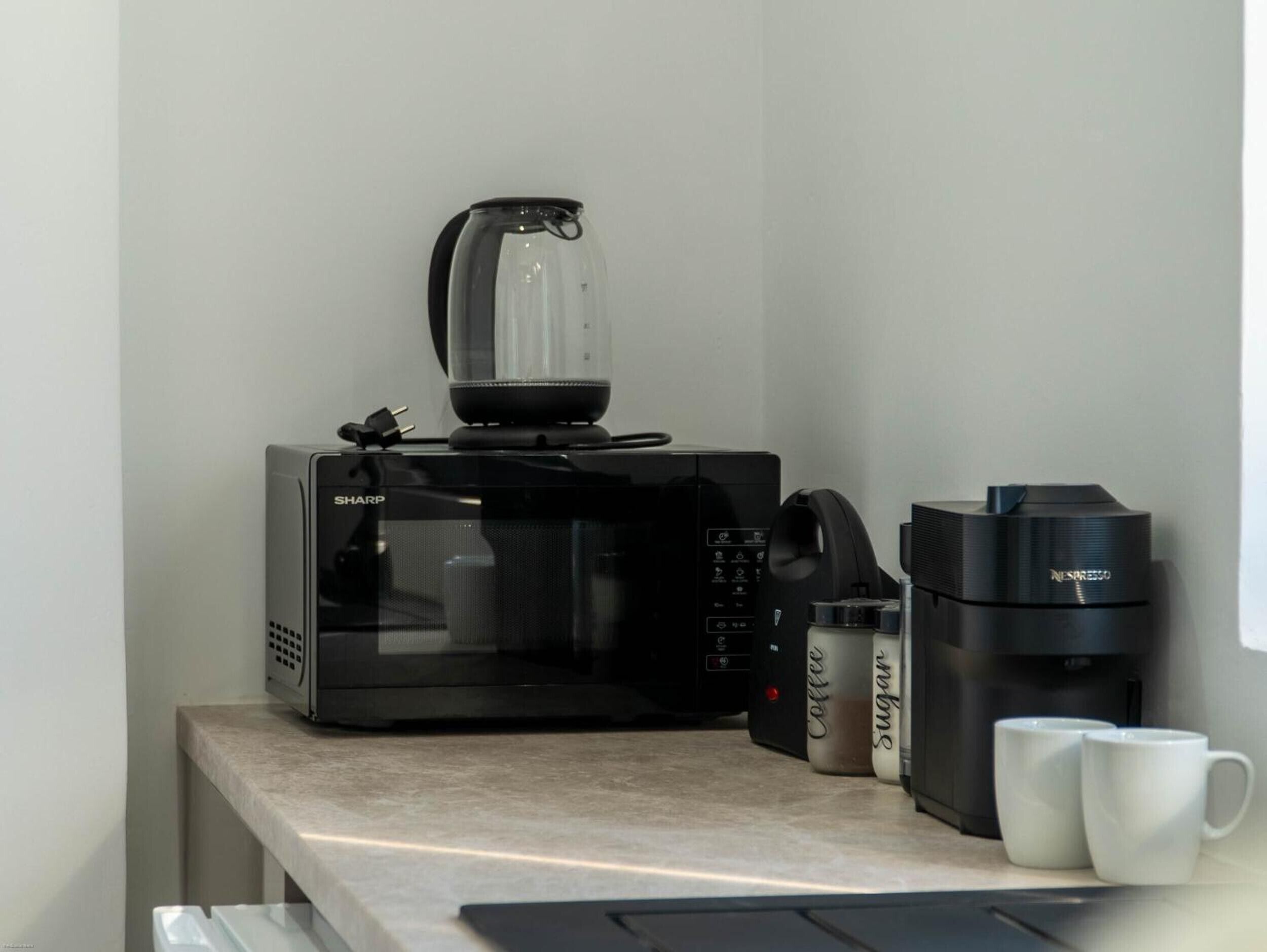 Kühlschrank, Mikrowelle, Wasserkocher mit Kaffee-/Teezubehör