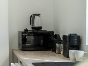 Kühlschrank, Mikrowelle, Wasserkocher mit Kaffee-/Teezubehör