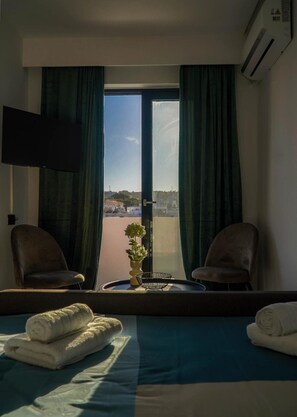 Een strijkplank/strijkijzer, wifi, beddengoed