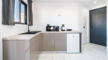 Fridge, microwave, dishwasher, coffee/tea maker