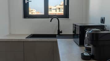 Jääkaappi, mikroaaltouuni, kahvin-/teenkeitin, vedenkeitin