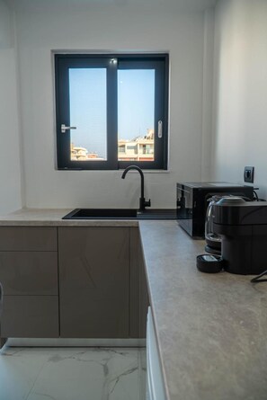 Jääkaappi, mikroaaltouuni, kahvin-/teenkeitin, vedenkeitin