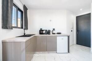 Fridge, microwave, dishwasher, coffee/tea maker - Apartment 'One-Bedroom' with Sea View, Wi-Fi and Air Conditioning (Ρόδος)