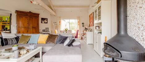 Una televisión, una chimenea