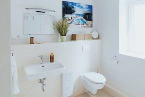 Dusche, Haartrockner, Handtücher, Seife