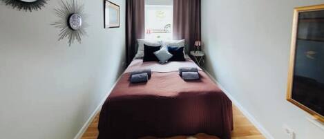 Iron/ironing board, WiFi, bed sheets