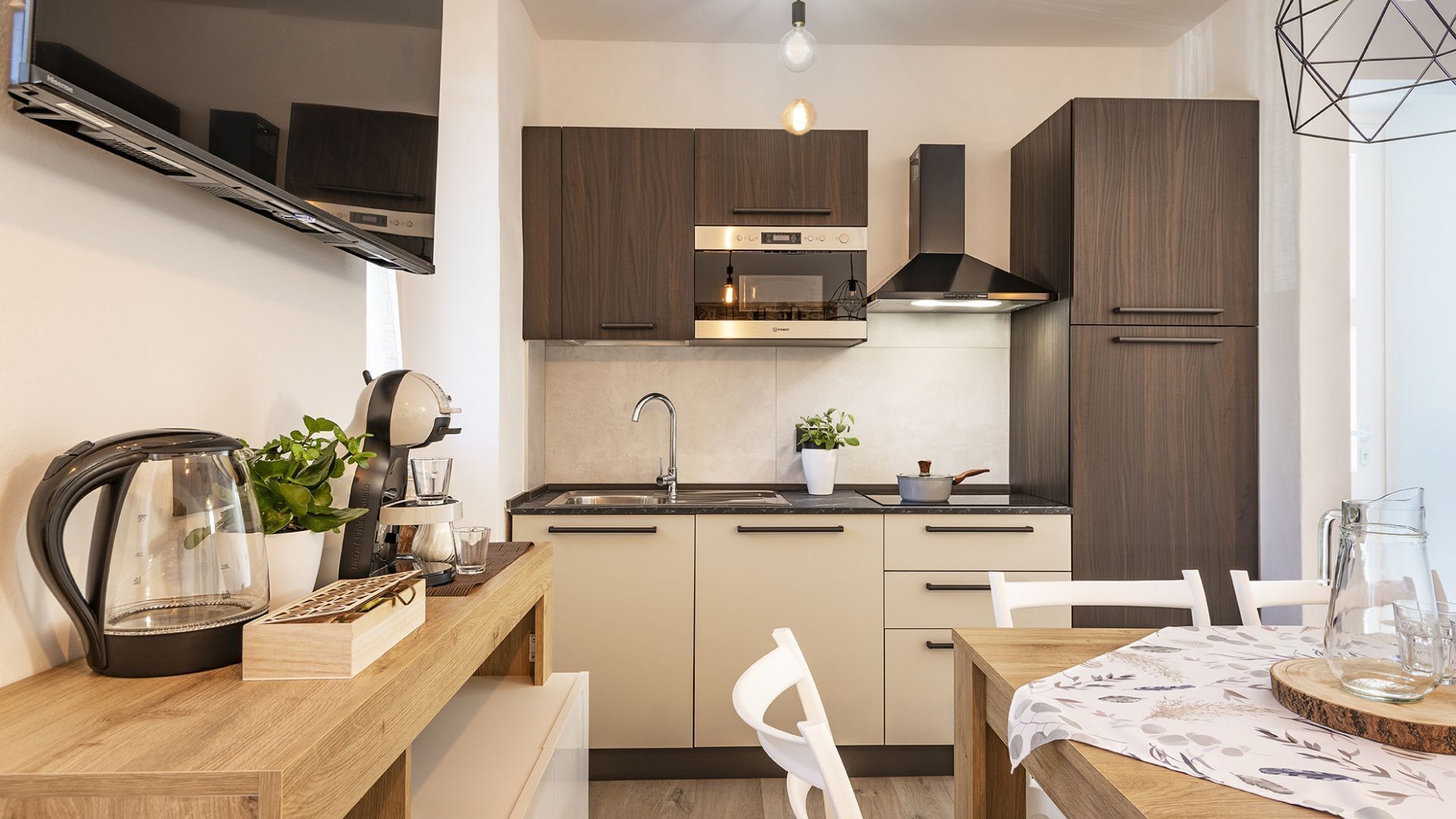 Réfrigérateur, un four, surface de cuisson, lave-vaisselle