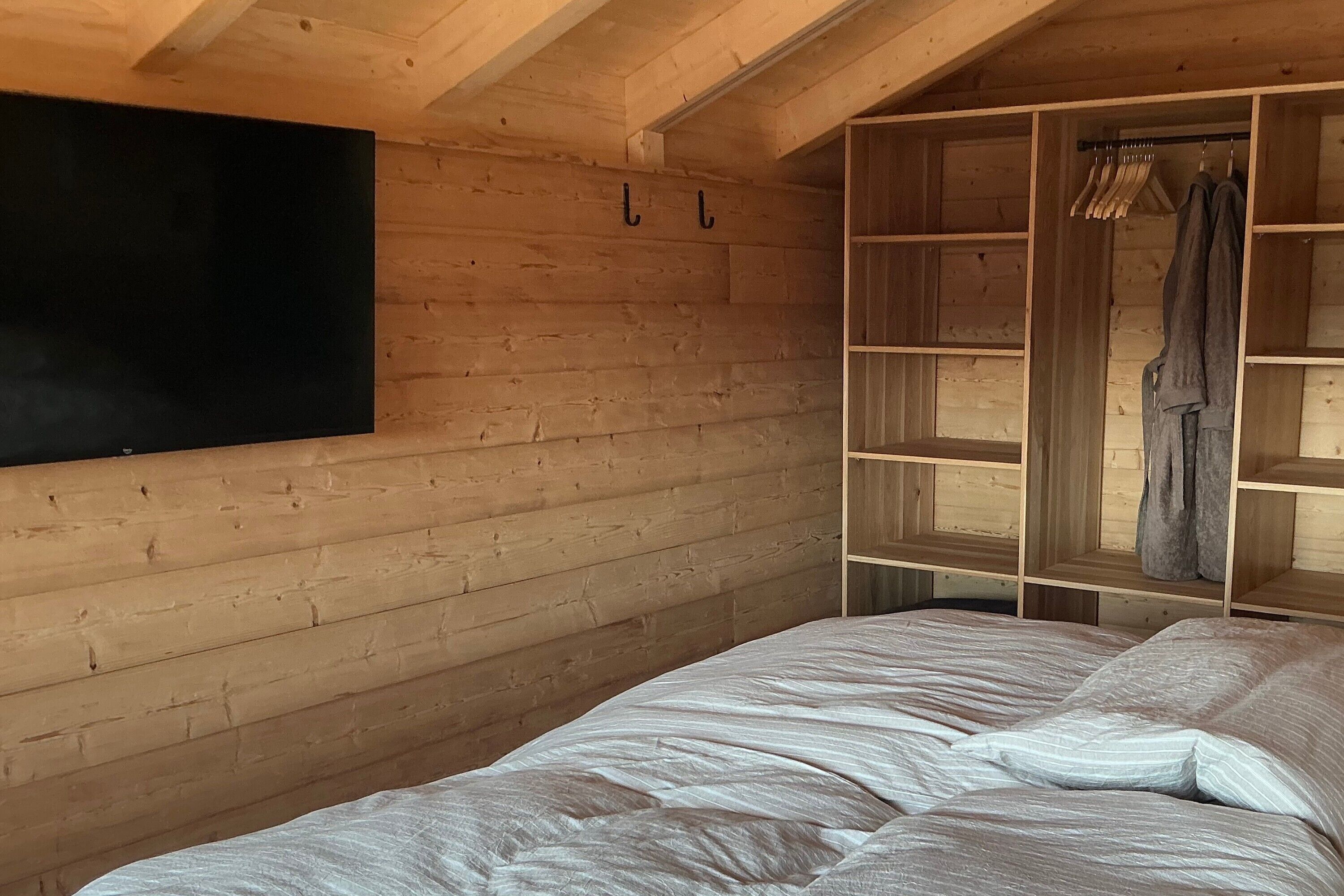 Tabla de planchar con plancha, wifi y ropa de cama 