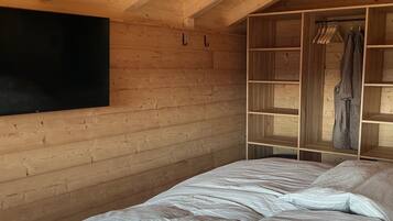 Tabla de planchar con plancha, wifi y ropa de cama