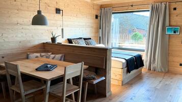 Tabla de planchar con plancha, wifi y ropa de cama