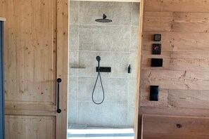 Dusch, gratis toalettartiklar, hårtork och badrock
