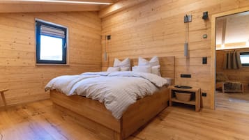Een strijkplank/strijkijzer, wifi, beddengoed