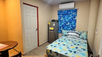 Doppelzimmer, eingeschränkter Meerblick | Laptopgeeigneter Arbeitsplatz, kostenloses WLAN