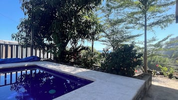 Habitación doble, vista parcial al océano | Espacio para trabajar con laptop y wifi gratis