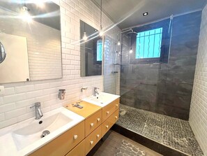 Douche, sèche-cheveux, serviettes fournies, savon