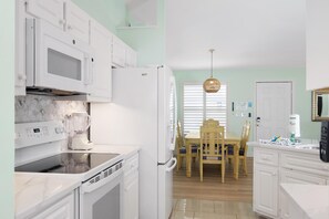 House, Multiple Beds (The Sandy Seahorse) | Private kitchen - The Sandy Seahorse (Fort Myers Beach)