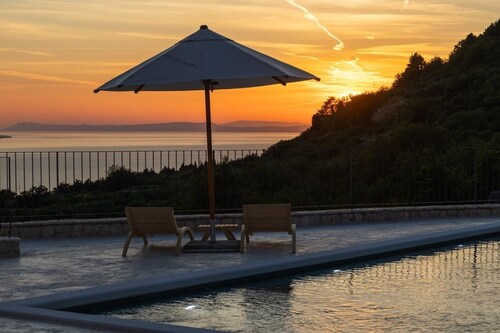 Villa Mikić: Spacious 5-bedroom house with outdoor pool, sauna and hot tub