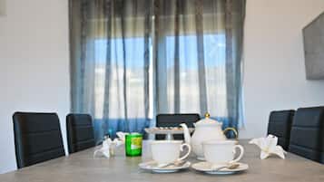 Huvila, 2 makuuhuonetta, näköala puutarhaan | Ruokasali