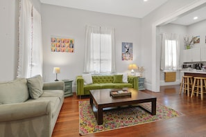 Smart TV - The NOLA Dream- 9Beds/4BA Downtown Gem w/ Pool Table, Yard and Grand Living Room (New Orleans)