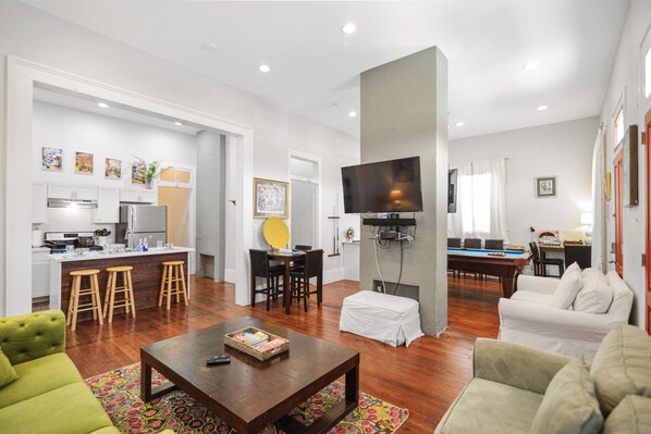 Smart TV - The NOLA Dream- 9Beds/4BA Downtown Gem w/ Pool Table, Yard and Grand Living Room (New Orleans)