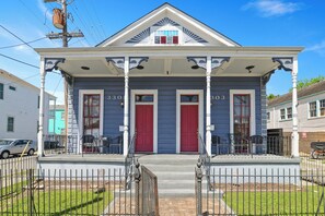Exterior - The NOLA Dream- 9Beds/4BA Downtown Gem w/ Pool Table, Yard and Grand Living Room (New Orleans)